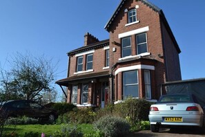 Exterior - Ms McCreadys Guest House (Doncaster)