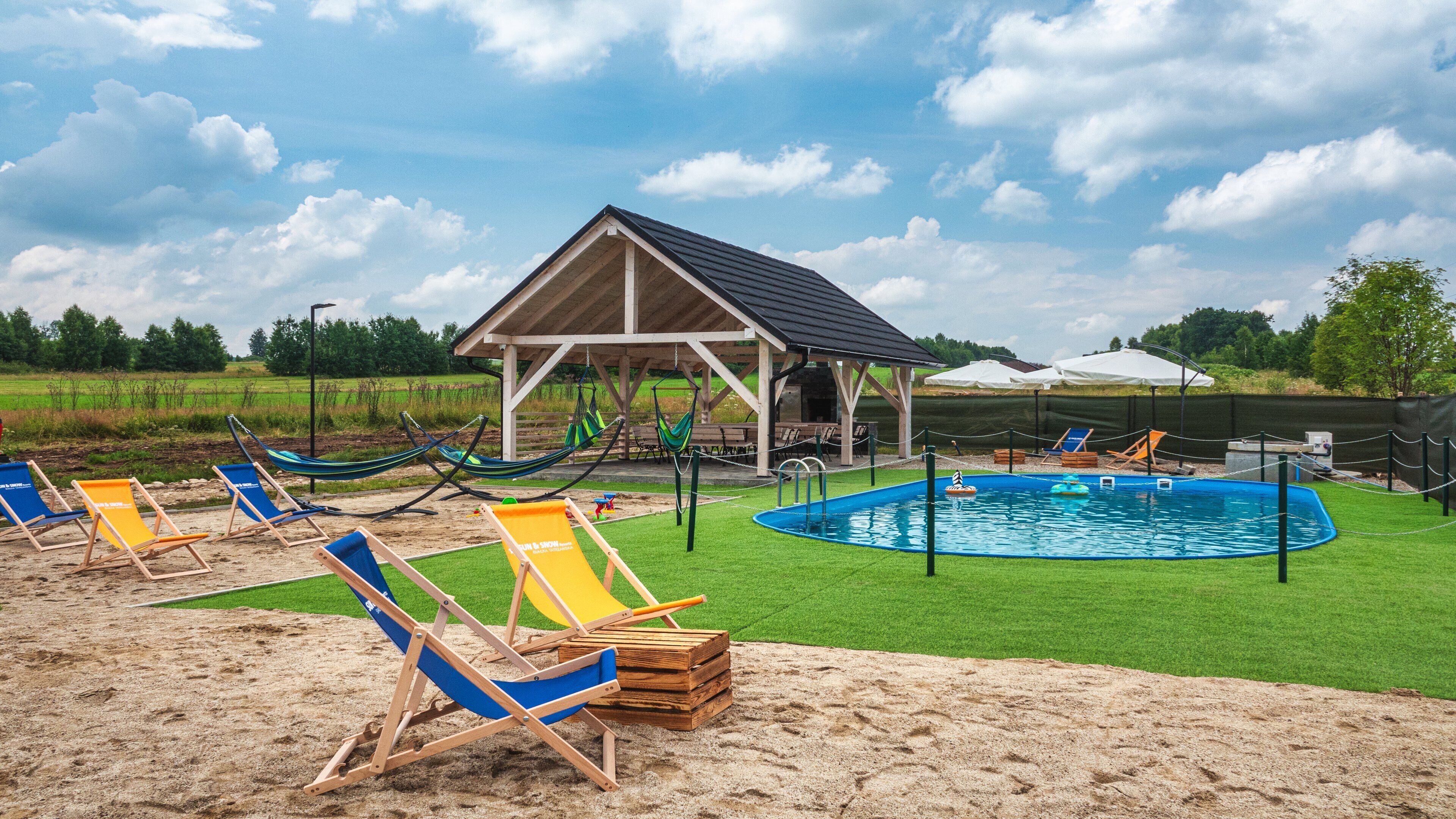 Piscina externa sazonal, espreguiçadeiras