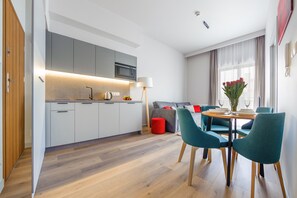 Apartment (A7) | Private kitchen | Fridge, microwave, stovetop, electric kettle - Sun & Snow Resorts A Białka Tatrzańska (Bukowina Tatrzanska)