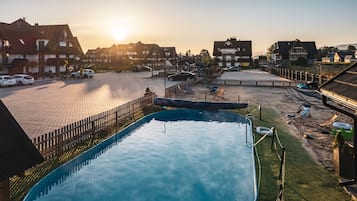 Piscine extérieure (ouverte en saison), chaises longues