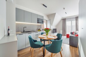 Appartamento (A16) | Cucina privata | Frigorifero, microonde, piano cottura, bollitore elettrico