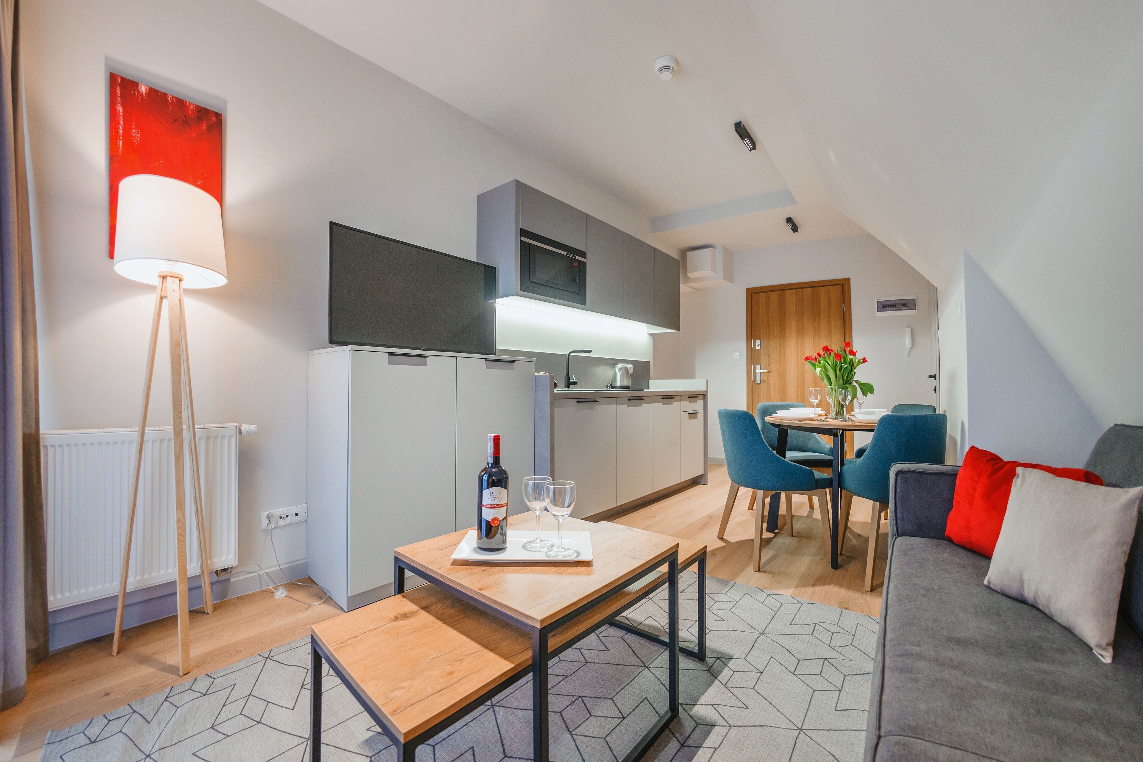 Un apartamento moderno con comedor, cocina y sala de estar.