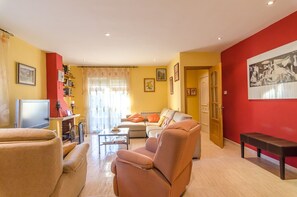 Una televisión, una chimenea, un reproductor de DVD