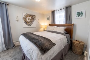 1 habitación, tabla de planchar con plancha, wifi gratis y ropa de cama