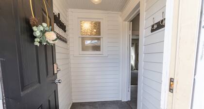 Downtown 1 Bedroom Charmer - Walk, Bike, Visit, Enjoy!!