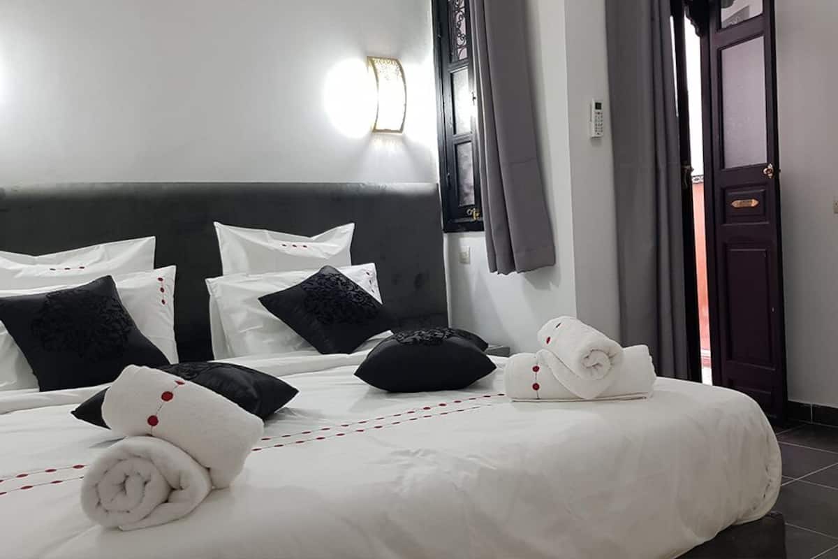 Habitación doble Confort (Yasmina) | Sábanas de algodón egipcio y ropa de cama de alta calidad