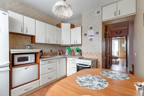 Appartement | Cuisine privée | Réfrigérateur, micro-ondes, four, plaque de cuisson