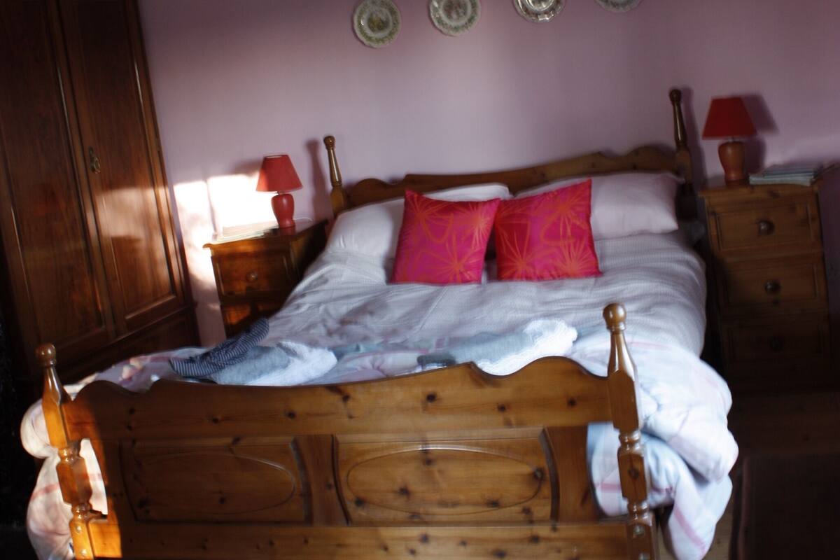 Double Room | Iron/ironing board, free WiFi, bed sheets