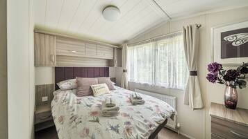 3 bedrooms, iron/ironing board, WiFi (free), bed sheets