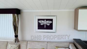 Cabin | Living room | 30-inch TV with digital channels, fireplace