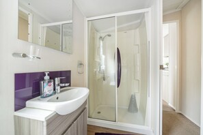 Douche, serviettes fournies, papier de toilette