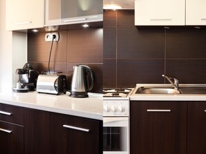 Réfrigérateur, four, plaque de cuisson, cafetière/bouilloire