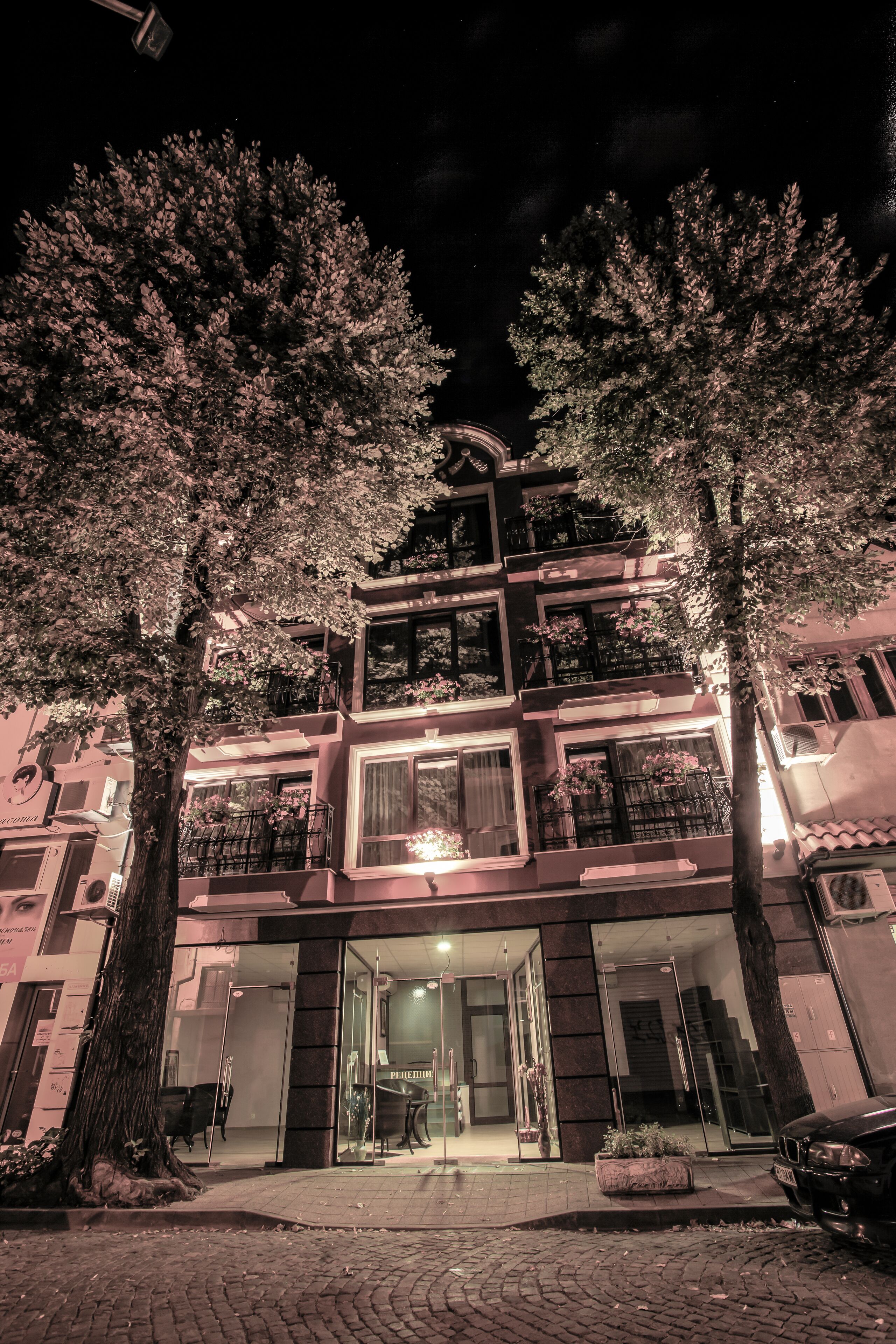 Bagian depan properti - sore/malam