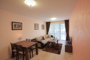 Studio Superior | Makan di kamar