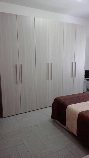 Verdunkelungsvorhänge, schallisolierte Zimmer, Bügeleisen/Bügelbrett