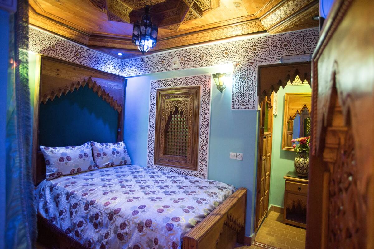 Blackout curtains, free cots/infant beds, free WiFi, bed sheets