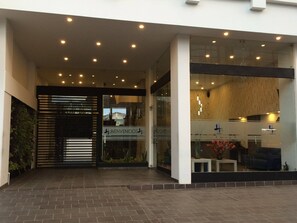 A modern hotel entrance with a glass facade, a sign reading "BIENVENIDOS," and a reception area visible through the glass. - Hotel H53 (Sogamoso)