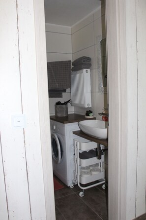 Dusche, Haartrockner, Handtücher, Seife
