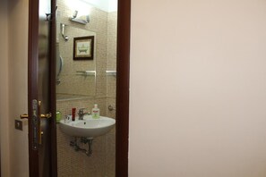 Shower, rainfall showerhead, towels