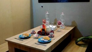 بوفيه فطور مجانًا يوميًا