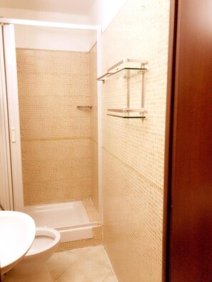 Shower, rainfall showerhead, towels - Affittacamere Sereno (Rome)
