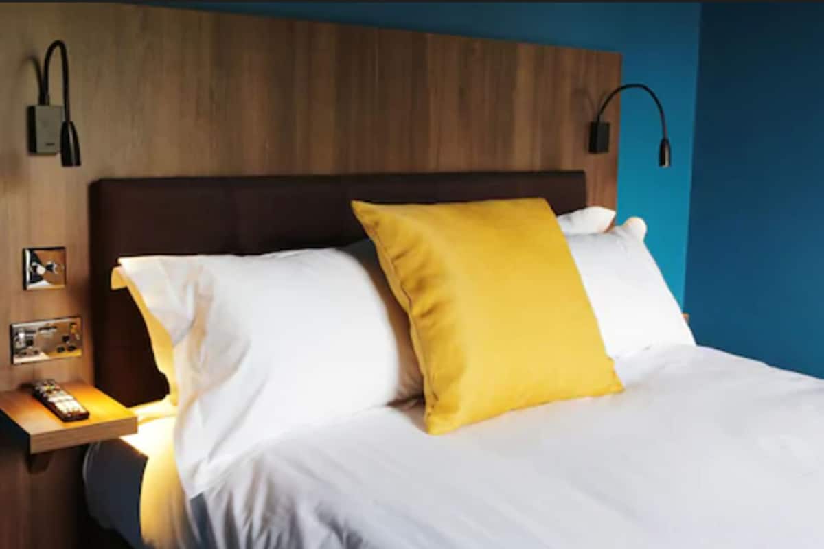 Iron/ironing board, free WiFi, bed sheets