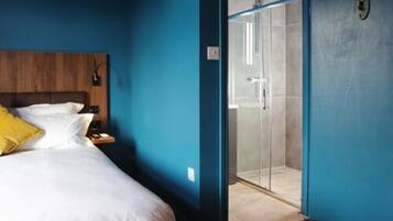 Family Room | Bathroom | Shower, hair dryer, towels