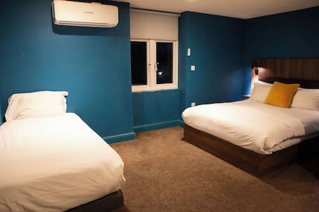 Tabla de planchar con plancha, wifi gratis y ropa de cama