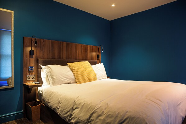 Tabla de planchar con plancha, wifi gratis y ropa de cama