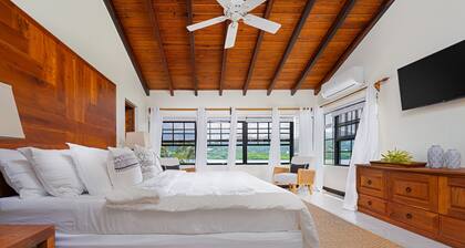 # 1 in Grenada! PRIVAT 2-Morgen Waterfront Retreat mit Tennisplatz, Housekeeping!