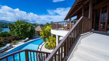 Utendørsbasseng og solsenger