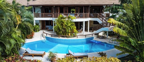 Piscine extérieure, chaises longues