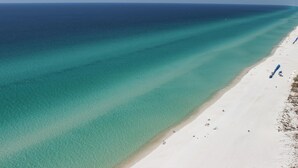 En strand med kristallklart turkost vatten och en sandstrand.