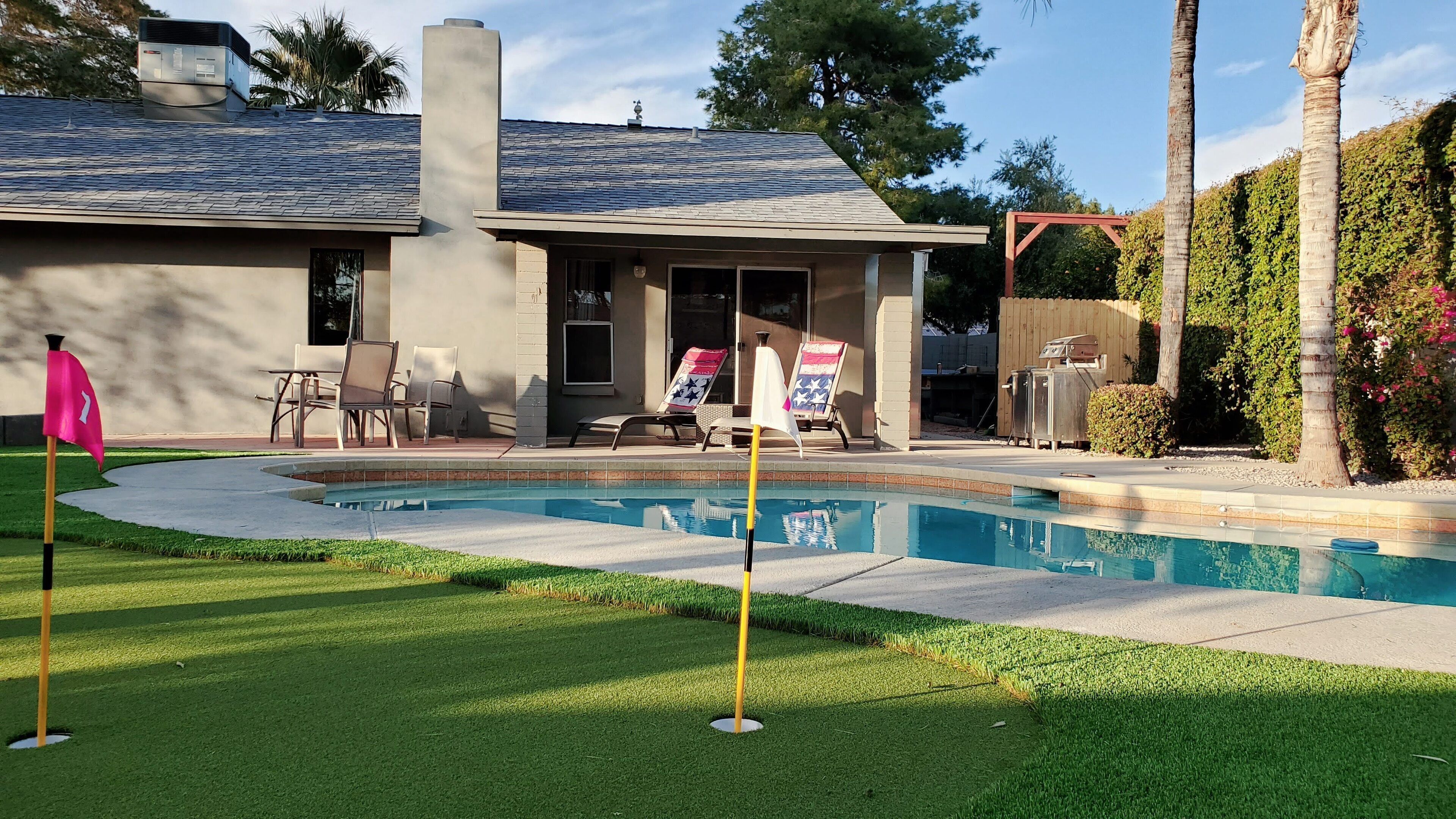 Desert Submarine House- Heated Pool, Hot Tub, & Putting Green