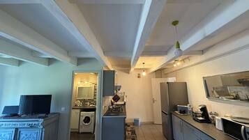 Refrigerador, microondas, horno y parrilla de estufa