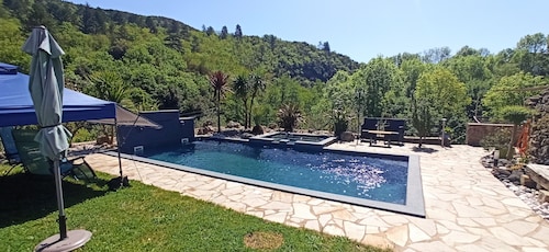 Apartment Air-conditioned 2-bedroom apartment, sleeps 2 adults + 1 infant; shared pool; quiet location; hiking; lakes.