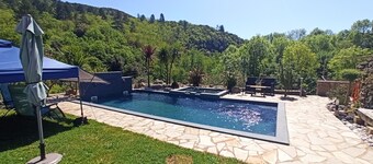 Apartment Air-conditioned 2-bedroom apartment, sleeps 2 adults + 1 infant; shared pool; quiet location; hiking; lakes.