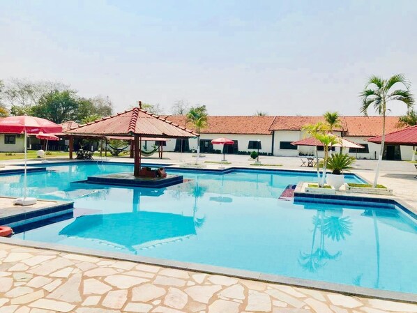 4 hồ bơi ngoài trời