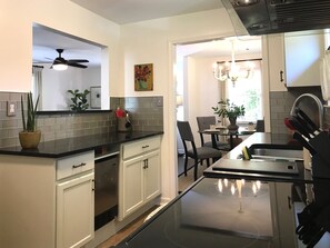 Geladeira, micro-ondas, fogão, cooktop