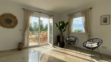 TV, fireplace, ping pong, music library