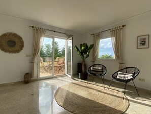 تلفزيون، مدفأة، تنس طاولة، مكتبة موسيقى