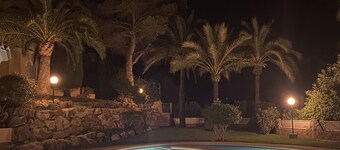 素晴らしいパノラマの景色、いくつかのプール、サウナのあるモンゴ山のヴィラ