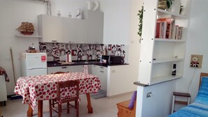 Unclassified image, 3 of 11, button - Nonna Rosetta Traditional Studio (Vernazza)