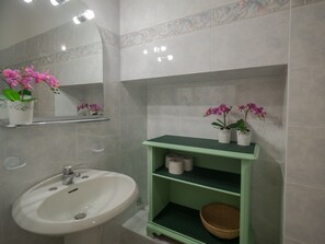 Superior Apartment, 1 Bedroom | Bathroom | Eco-friendly toiletries, hair dryer, bidet, towels