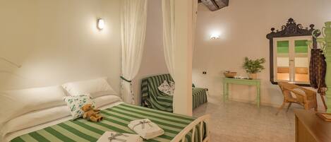 Leilighet – superior, 1 soverom | 1 soverom, blendingsgardiner, strykejern/-brett og barnesenger