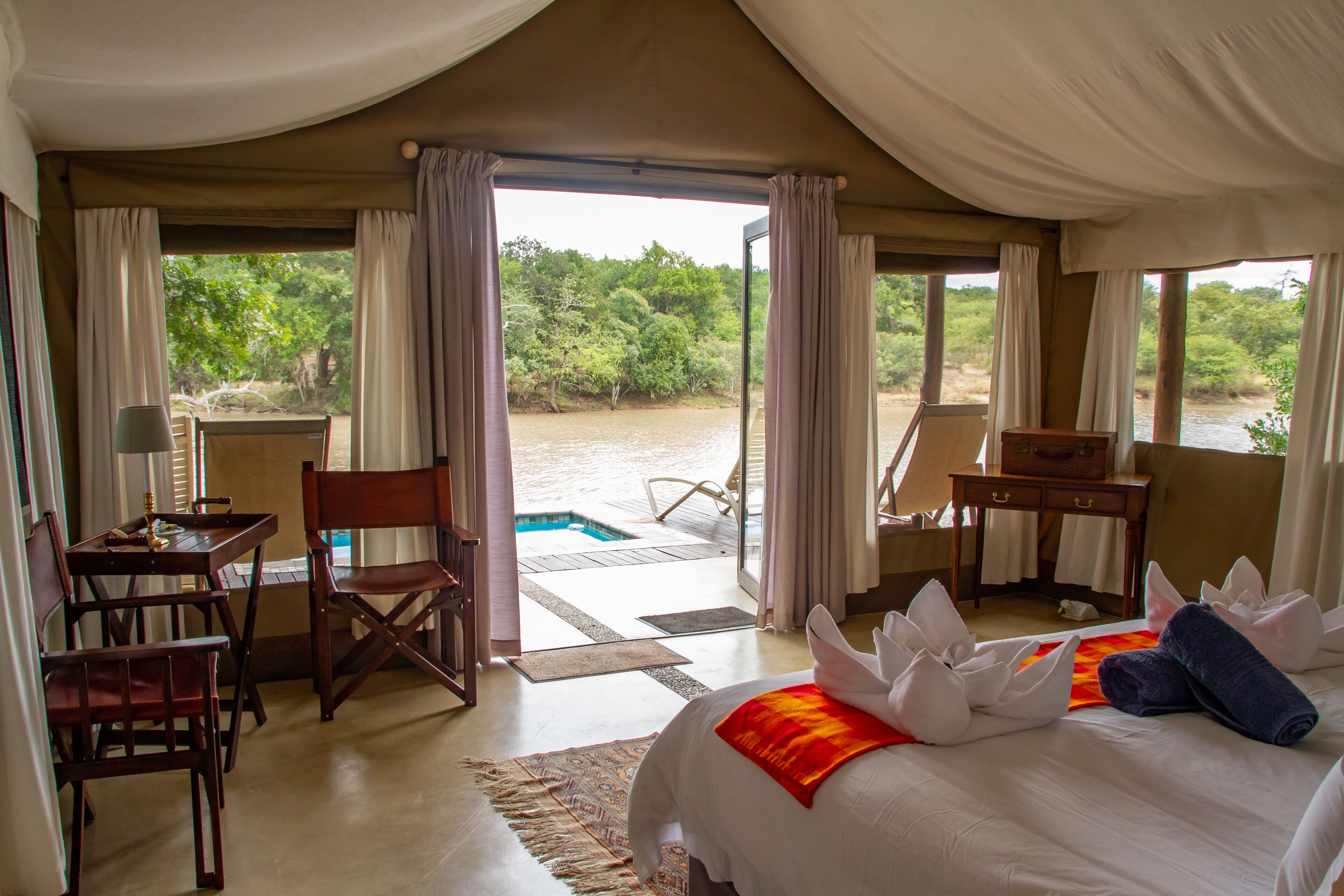 Tenda Mewah | Seprai premium, bantalan ekstra lembut, minibar, dan brankas