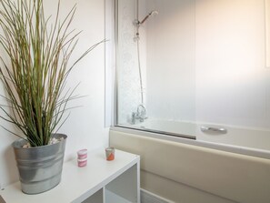 وحدات دش مع أحواض استحمام، مناشف، صابون، شامبو