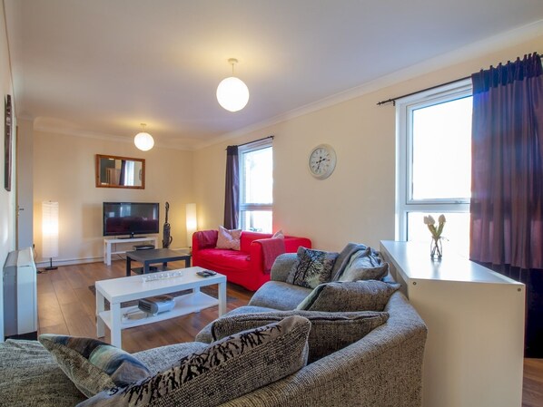 تلفزيون بشاشة مسطحة