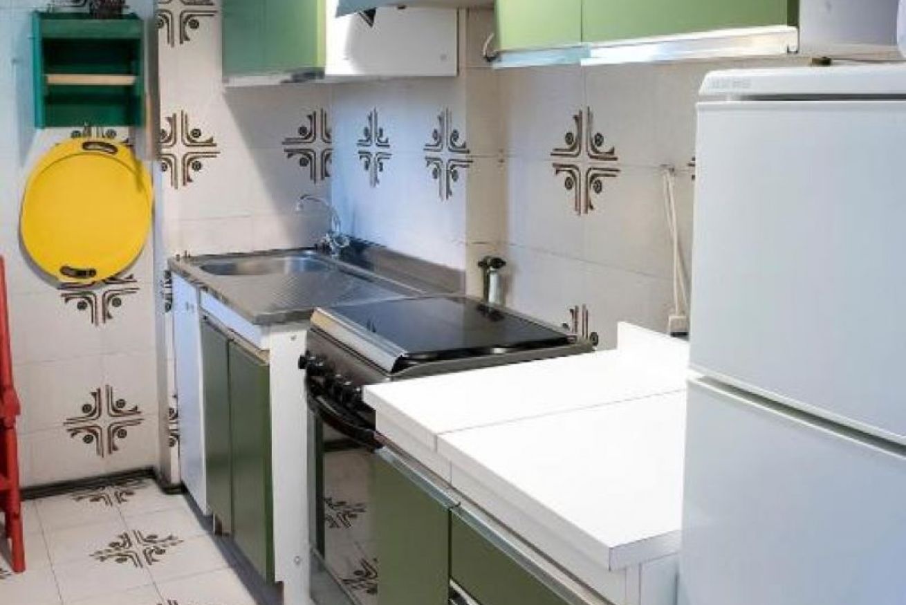 Frigorifero, forno, tavolo da pranzo