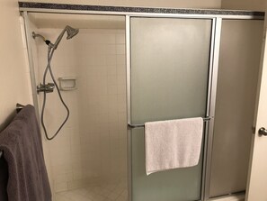 Combined shower/tub, hair dryer, towels, soap - PRIVATE CAVE CREEK RETREAT AT THE BASE OF BLACK MOUNTAIN (Cave Creek)